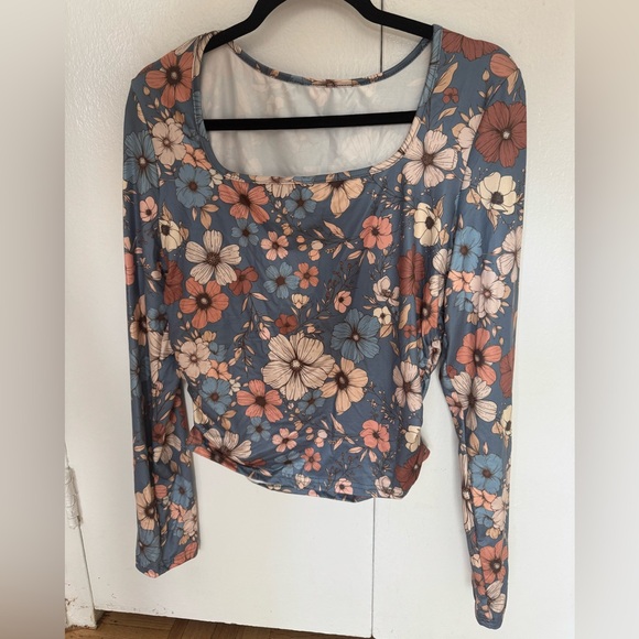 Fitted Floral Too - Picture 4 of 4